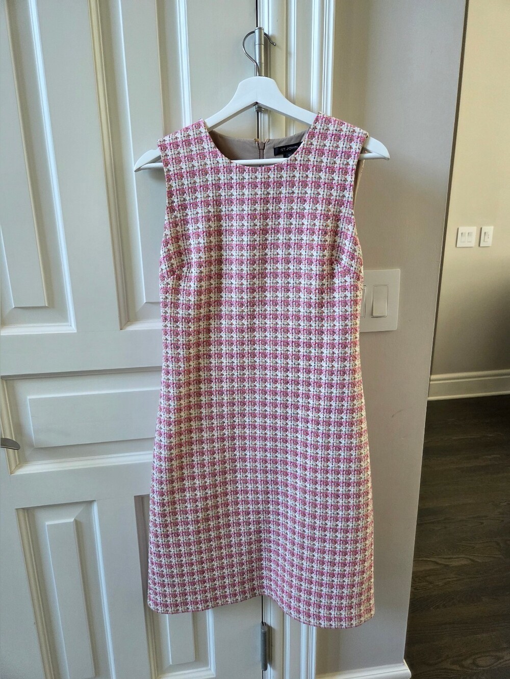St. John Sleeveless Pink Houndstooth Shift Dress Size 4